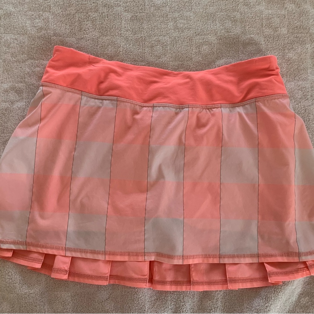 Lulu Lemon - Pace Setter Skort  size 4. Peach large checks
